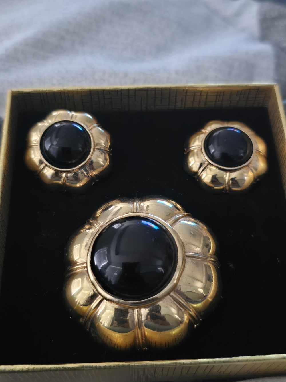 Vintage 1960s Bergère 3-Piece Brooch & Earrings Set Ribbed Gold Tone & Black